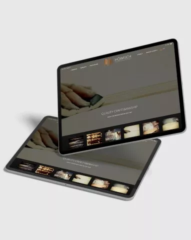 zwei-ipad-screens-zeigen-corporate-design-der-hoewisch-holzverarbeitung-webseite