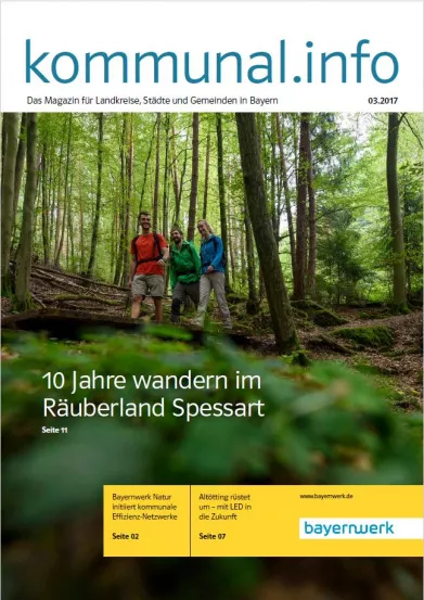 bayernwerk-kommunal-info-kundenmagazin-titel-drei-wanderer-im-wald-erstellt-von-agentur-fuer-kundenmagazine