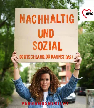 nachhaltigkeitsbericht-cover-awo-frau-haelt-schild-hoch-slogan-nachhaltig-und-sozial